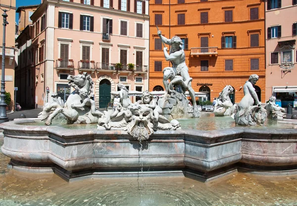 Rom-august 8: neptunbrunnen am 8. august 2013 in rom, italien. der brunnen neptune ist ein brunnen in rom, italien, befindet sich am nördlichen ende der piazza navona. — Stockfoto