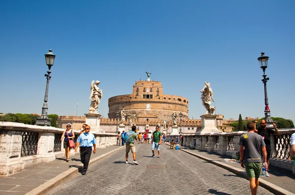 ローマ 8 月 8: ローマ、イタリアで 8 月 8,2013 の神聖な天使の城。サンタンジェロは、高くそびえる円筒形の建物パルコ アドリアーノ, ローマ, イタリアです。. — ストック写真