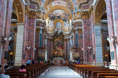 Roma-Ağustos 8: iç basilica San carlo al corso Ağustos 8, 2013 yılında Roma, İtalya. San carlo al corso Roma, İtalya, bakan'ın üzerine bir bazilika kilisede olan via del corso.