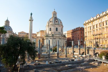 panoramik trajan sütunu olan forum. Roma, İtalya.