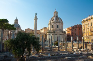 panoramik trajan sütunu olan forum. Roma, İtalya.