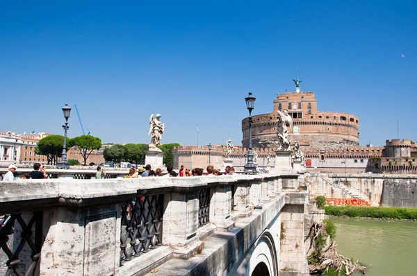 ローマ 8 月 8: ローマ、イタリアで 8 月 8,2013 の神聖な天使の城。サンタンジェロは、高くそびえる円筒形の建物パルコ アドリアーノ, ローマ, イタリアです。. — ストック写真