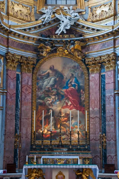 ROME-AUGUST 8: Interior of the Basilica San Carlo al Corso on August 8, 2013 in Rome, Italy. San Carlo al Corso is a basilica church in Rome, Italy, facing onto the central part of the Via del Corso. — Stock Photo, Image