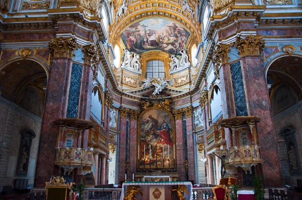 ROME-AUGUST 8: Interior of the Basilica San Carlo al Corso on August 8, 2013 in Rome, Italy. San Carlo al Corso is a basilica church in Rome, Italy, facing onto the central part of the Via del Corso. — Stock Photo, Image