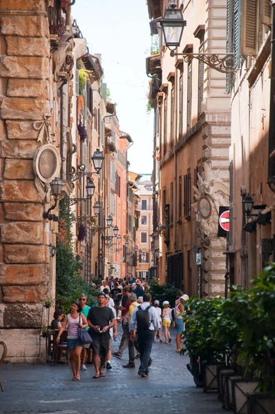 ROMA-AGOSTO 8: A rua estreita em 8 de agosto de 2013 em Roma, Itália. Roma é a capital da Itália e também da província homônima e da região do Lácio . — Fotografia de Stock