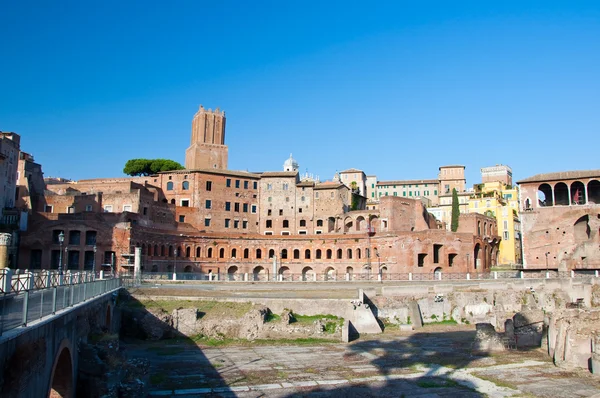 トラヤヌスのフォーラムとカサ ・ デイ ・ カヴァリエーリ di rodi。ローマ、イタリア — ストック写真