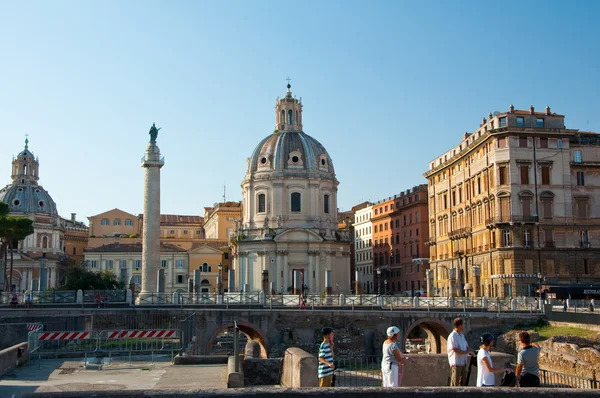 Rundumblick auf das Forum mit der Trajansäule. rom, italien. — Stockfoto