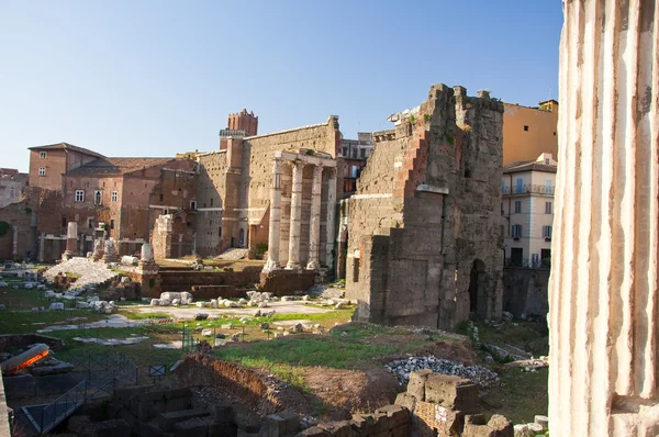 La vista del foro de Trajano con la columna de Trajano. Roma, Italia . —  Fotos de Stock