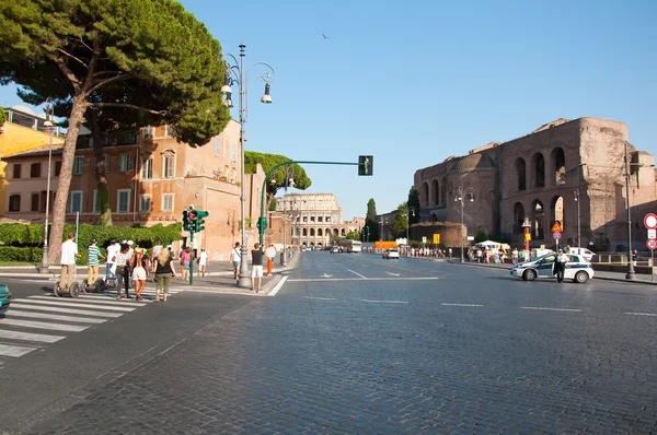 ROMA-AGOSTO 8: A Via dei Fori Imperiali em 8 de agosto de 2013 em Roma, Itália. A Via dei Fori Imperiali é uma estrada no centro da cidade de Roma, que da Piazza Venezia ao Coliseu . — Fotografia de Stock