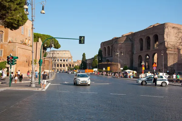 ROME-AUGUST 8: The Via dei Fori Imperiali on August 8,2013 in Rome, Italy. The Via dei Fori Imperiali is a road in the center of the city of Rome, that from the Piazza Venezia to the Colosseum. — Stock Photo, Image