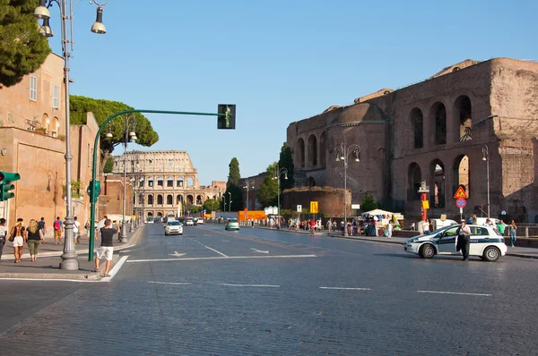 Rom-augusti 8: den via dei fori imperiali på augusti 8,2013 i Rom, Italien. den via dei fori imperiali är en väg i mitten av staden Rom, som från piazza venezia till colosseum. — Stockfoto