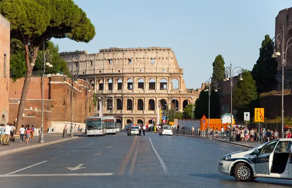 ROME-AUGUST 8: The Via dei Fori Imperiali on August 8,2013 in Rome, Italy. The Via dei Fori Imperiali is a road in the center of the city of Rome, that from the Piazza Venezia to the Colosseum. — Stock Photo, Image