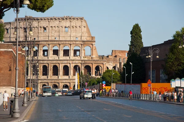 Rom-augusti 8: den via dei fori imperiali på augusti 8,2013 i Rom, Italien. den via dei fori imperiali är en väg i mitten av staden Rom, som från piazza venezia till colosseum. — Stockfoto