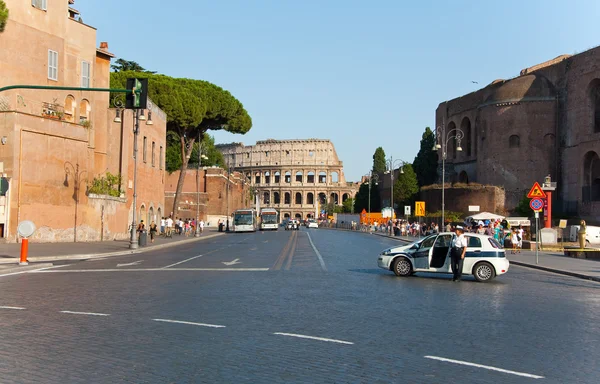 Řím srpen 8: via dei fori imperiali na srpen 8,2013 v Římě, Itálie. via dei fori imperiali je silnice v centru města Říma, která od piazza venezia do Kolosea. — Stock fotografie