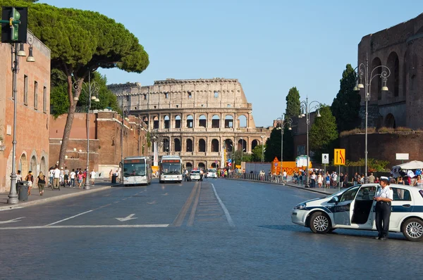 ROMA-AGOSTO 8: A Via dei Fori Imperiali em 8 de agosto de 2013 em Roma, Itália. A Via dei Fori Imperiali é uma estrada no centro da cidade de Roma, que da Piazza Venezia ao Coliseu . — Fotografia de Stock