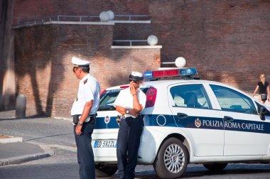 Roma-Ağustos 8: İtalyan polis devriye üzerinde via dei fori Imperiali Roma Ağustos 8,2013 üzerinde. via fori dei Imperiali bir yol o çalışır düz bir çizgi piazza venezia colosseum için olduğunu.