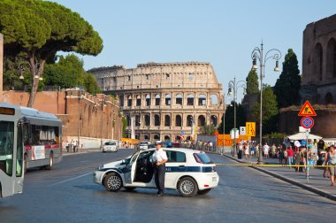 Roma-Ağustos 8: via dei fori Imperiali, Roma, İtalya Ağustos 8,2013 üzerinde. via fori dei Imperiali Roma şehir merkezinde bir yoldur bu colosseum için piazza venezia.