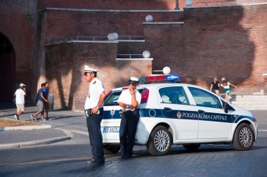 Roma-Ağustos 8: İtalyan polis devriye üzerinde via dei fori Imperiali Roma Ağustos 8,2013 üzerinde. via fori dei Imperiali bir yol o çalışır düz bir çizgi piazza venezia colosseum için olduğunu.