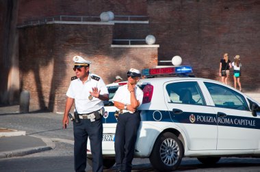 Roma-Ağustos 8: İtalyan polis devriye üzerinde via dei fori Imperiali Roma Ağustos 8,2013 üzerinde. via fori dei Imperiali bir yol o çalışır düz bir çizgi piazza venezia colosseum için olduğunu.