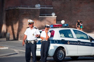 Roma-Ağustos 8: İtalyan polis devriye üzerinde via dei fori Imperiali Roma Ağustos 8,2013 üzerinde. via fori dei Imperiali bir yol o çalışır düz bir çizgi piazza venezia colosseum için olduğunu.