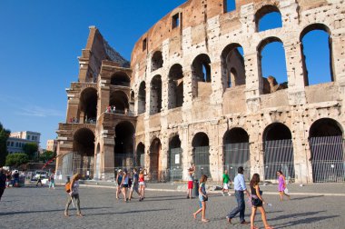 Roma-Ağustos 8: Kolezyum, Roma, İtalya Ağustos 8,2013 üzerinde. Roma, İtalya'nın merkezinde eliptik bir amfiteatr colosseum olduğunu.