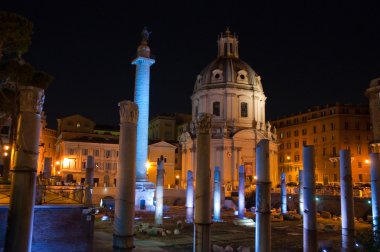 Geceleri Trajan Forumu. Roma, İtalya.