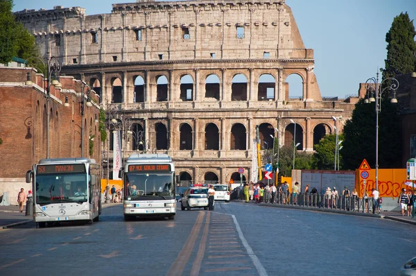 ROME-AUGUST 8: The Colosseum on August 8,2013 in Rome, Italy. The Colosseum is an elliptical amphitheatre in the centre of the city of Rome, Italy. — Stock Photo, Image