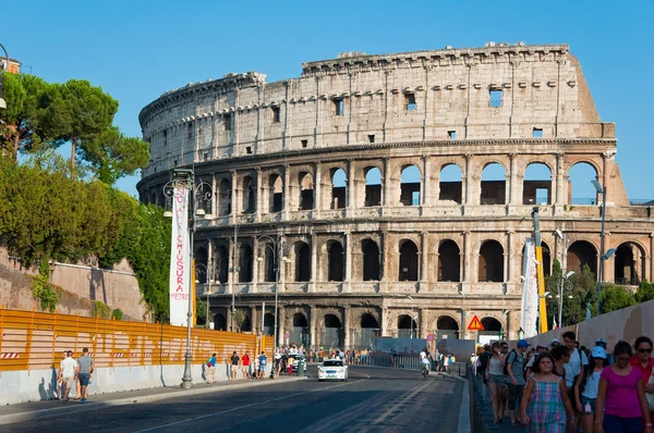 Rome-augustus 8: het colosseum op augustus 8,2013 in rome, Italië. het colosseum is een elliptisch amfitheater in het centrum van de stad rome, Italië. — Stockfoto