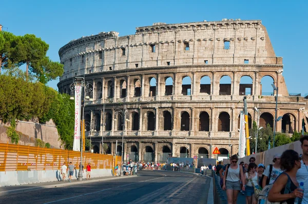 Rome-augustus 8: het colosseum op augustus 8,2013 in rome, Italië. het colosseum is een elliptisch amfitheater in het centrum van de stad rome, Italië. — Stockfoto