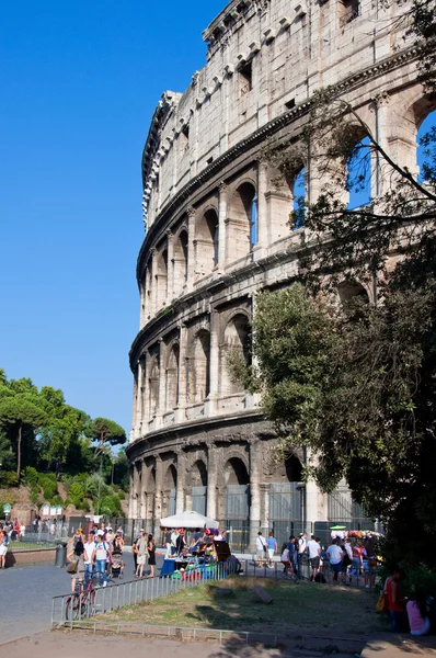 ROMA-AGOSTO 8: O Coliseu em 8 de agosto de 2013 em Roma, Itália. O Coliseu é um anfiteatro elíptico localizado no centro da cidade de Roma, Itália. . — Fotografia de Stock