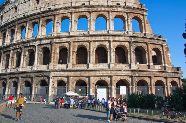 ROMA-AGOSTO 8: O Coliseu em 8 de agosto de 2013 em Roma, Itália. O Coliseu é um anfiteatro elíptico localizado no centro da cidade de Roma, Itália. . — Fotografia de Stock