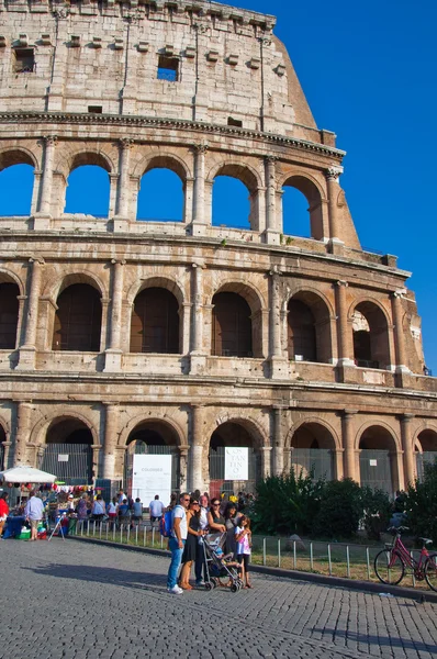 ROME-AUGUST 8: The Colosseum on August 8,2013 in Rome, Italy. The Colosseum is an elliptical amphitheatre in the centre of the city of Rome, Italy. — Stock Photo, Image