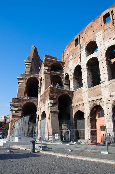 ROMA-8 DE AGOSTO: El Coliseo el 8 de agosto de 2013 en Roma, Italia. El Coliseo es un anfiteatro elíptico situado en el centro de la ciudad de Roma, Italia. . —  Fotos de Stock