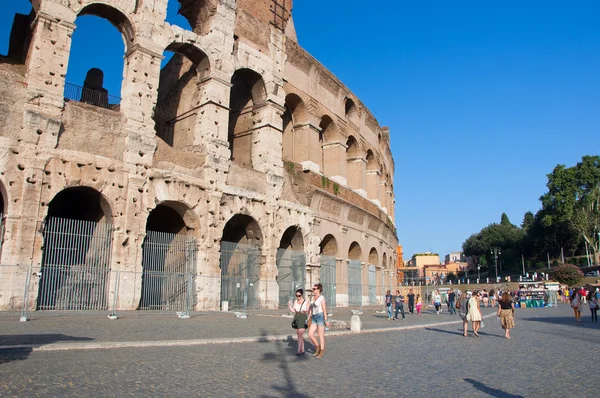 ROME-AUGUST 8: The Colosseum on August 8,2013 in Rome, Italy. The Colosseum is an elliptical amphitheatre in the centre of the city of Rome, Italy. — Stock Photo, Image