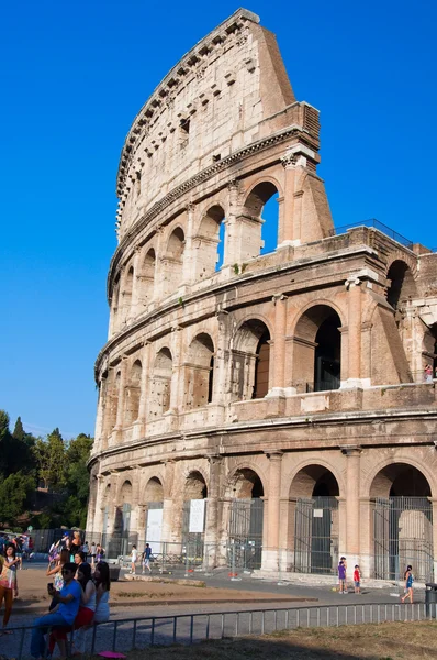 Roma-Ağustos 8: Kolezyum, Roma, İtalya Ağustos 8,2013 üzerinde. Roma, İtalya'nın merkezinde eliptik bir amfiteatr colosseum olduğunu. — Stok fotoğraf