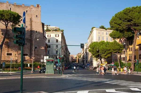 ROME-AUGUST 8: Via Cavour on August 8,2013 in Rome, Italy. Via Cavour is a street in the Castro Pretorio rione of Rome, named after Camillo Cavour. — Stock Photo, Image