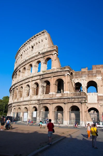 ROMA-AGOSTO 8: O Coliseu em 8 de agosto de 2013 em Roma, Itália. O Coliseu é um anfiteatro elíptico localizado no centro da cidade de Roma, Itália. . — Fotografia de Stock