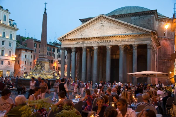 ROME-AUGUST 8: The Pantheon at night on August 8, 2013 in Rome, Italy. The Pantheon is a building in Rome, Italy to all the gods of ancient Rome rebuilt by the emperor Hadrian about 126 AD. — Stock Photo, Image