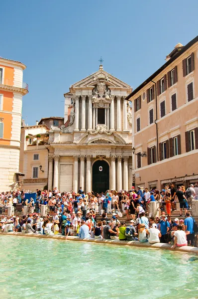 Rom-augusti 6: Fontana di Trevi på augusti 6,2013 i Rom. Fontana di Trevi är en fontän i distriktet trevi i Rom, Italien. — Stockfoto