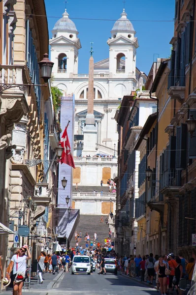 ROME-AUGUST 6: Via Condotti on August 6, 2013 in Rome. Via Condotti (officially Via dei Condotti) is a busy and fashionable street of Rome, Italy. — Stock Photo, Image