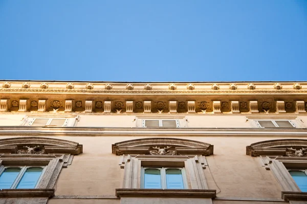 Fasáda budovy v Římě, Itálie. — Stock fotografie
