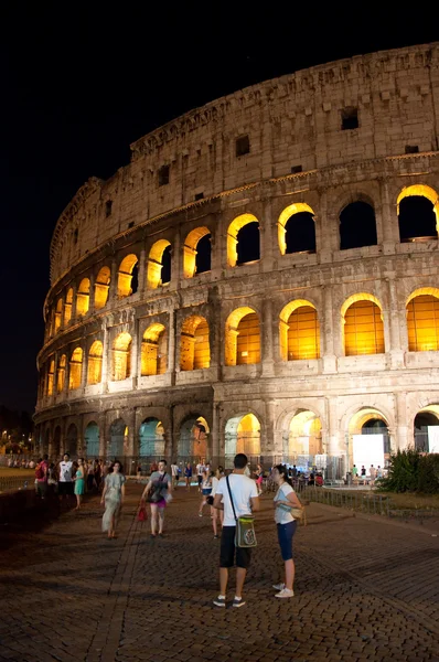 O Coliseu à noite. Roma, Itália . — Fotografia de Stock