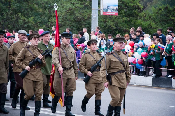 RUSIA-17 DE SEPTIEMBRE: Desfile en Bryansk el 17 de septiembre de 2013. Bryansk es una ciudad y el centro administrativo del óblast de Bryansk, Rusia, ubicada a 379 kilómetros al suroeste de Moscú. . — Foto de Stock