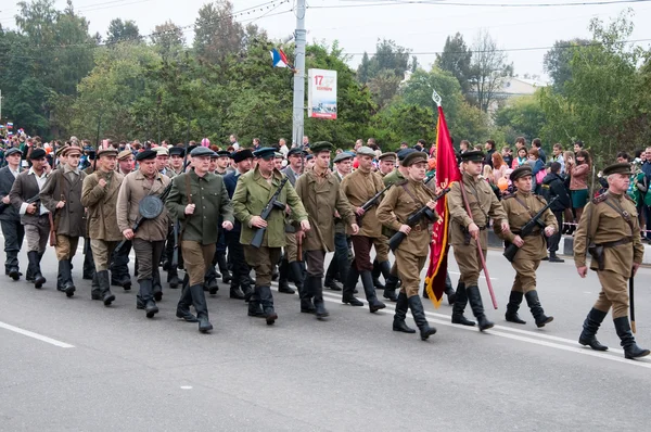 RUSIA-17 DE SEPTIEMBRE: Desfile en Bryansk el 17 de septiembre de 2013. Bryansk es una ciudad y el centro administrativo del óblast de Bryansk, Rusia, ubicada a 379 kilómetros al suroeste de Moscú. . — Foto de Stock