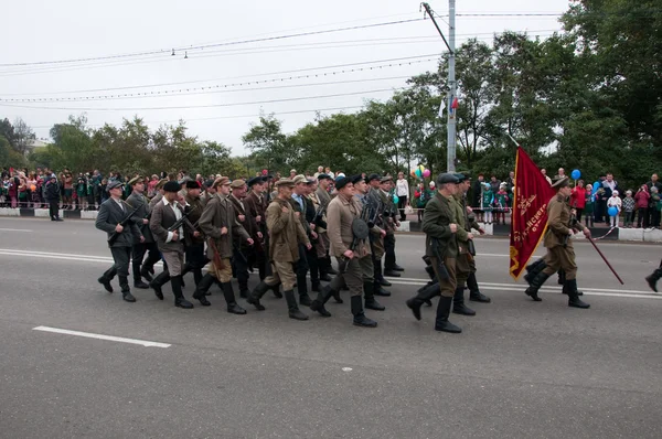 RUSIA-17 DE SEPTIEMBRE: Desfile en Bryansk el 17 de septiembre de 2013. Bryansk es una ciudad y el centro administrativo del óblast de Bryansk, Rusia, ubicada a 379 kilómetros al suroeste de Moscú. . — Foto de Stock