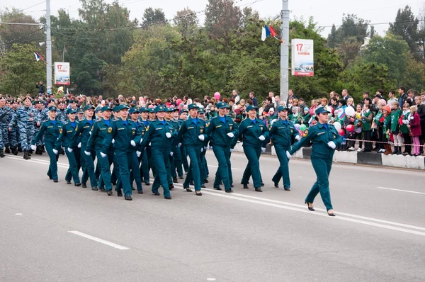 Rosja – 17 września: parada w mieście bryansk września 17,2013. Briańsk jest miasto i administracyjne centrum Briańsk oblast, Federacja Rosyjska, znajduje się 379 km (235 mil) na południowy zachód od Moskwy. — Zdjęcie stockowe