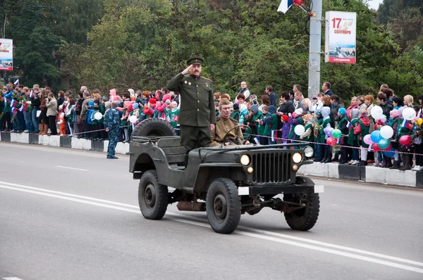 RUSSIA-SEPTEMBER 17: Parade in Bryansk on September 17,2013. Bryansk is a city and the administrative center of Bryansk Oblast, Russia, located 379 kilometers (235 mi) southwest of Moscow. — Stock Photo, Image