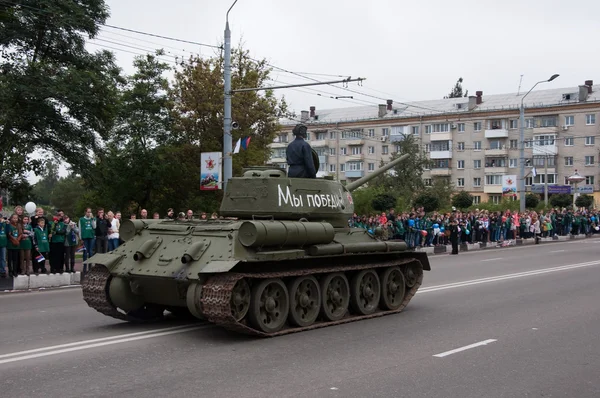 RUSIA-17 DE SEPTIEMBRE: Desfile en Bryansk el 17 de septiembre de 2013. Bryansk es una ciudad y el centro administrativo del óblast de Bryansk, Rusia, ubicada a 379 kilómetros al suroeste de Moscú. . — Foto de Stock