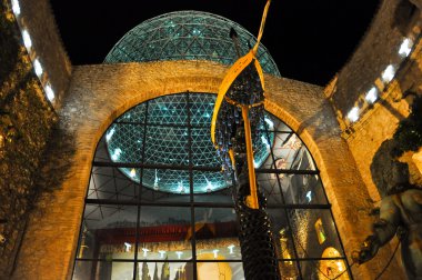 Figueres, İspanya-Ağustos 6: dali Müzesi Katalonya, İspanya Ağustos 6,2009 üzerinde cam kubbesi. Dalí tiyatro ve müze olan bir müze sanatçı Salvador dali, figueres ev kasabasında.