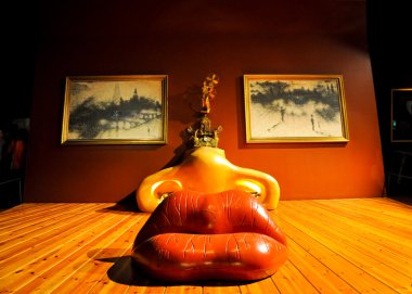 Figueres, İspanya-Ağustos 6: dali tiyatro tarihinde Figueres Ağustos 6,2009 mae west odasında. Dalí tiyatro ve müze olan bir müze, salvador dali Figueres, İspanya, İspanya.